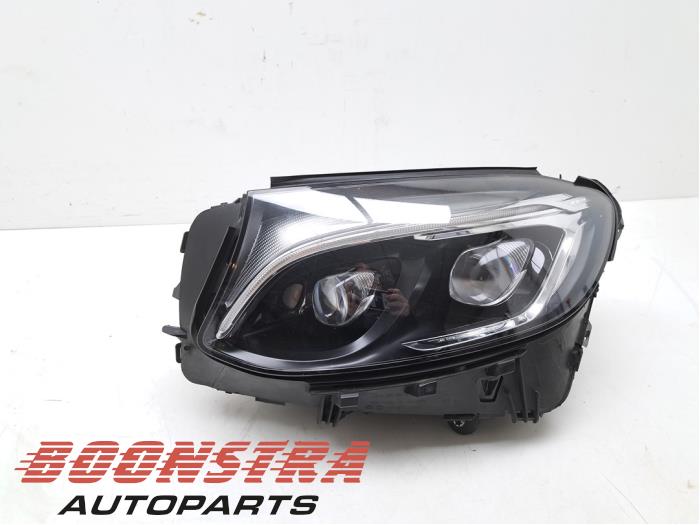 Używane Reflektor lewy Mercedes GLC Coupe (C253) 2.0 250 16V 4-Matic Cena € 999,95 Procedura marży oferowane przez Boonstra Autoparts