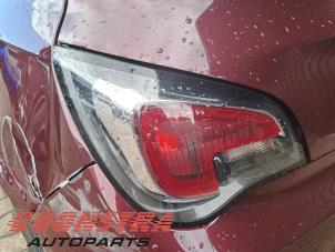 Usados Luz trasera izquierda Opel Adam 1.2 16V Precio € 69,00 Norma de margen ofrecido por Boonstra Autoparts