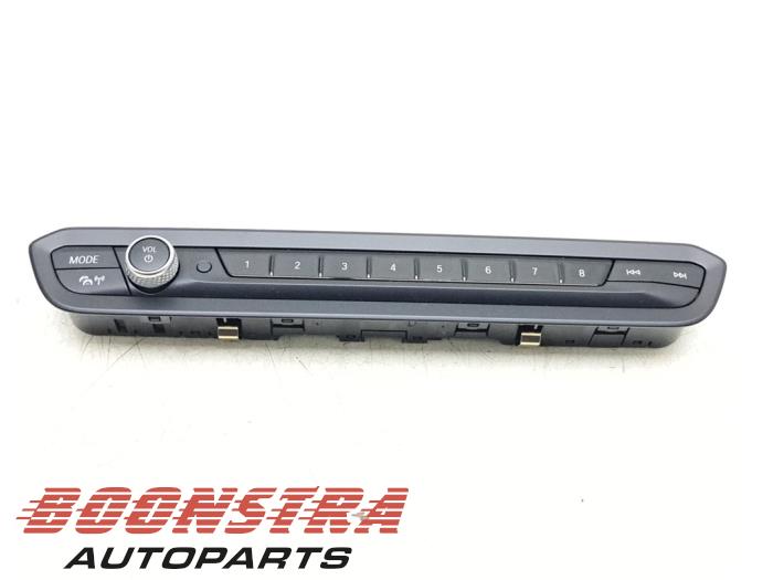 Używane Panel obslugi radia BMW 3 serie Touring (G21) 320i 2.0 TwinPower Turbo 16V Cena € 49,95 Procedura marży oferowane przez Boonstra Autoparts