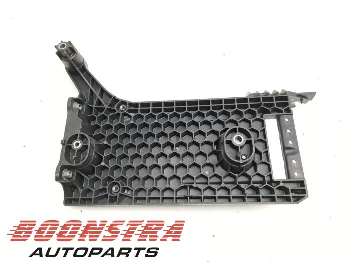 Begagnade Batterilåda Volkswagen Passat Variant (3G5) 1.4 GTE 16V Pris € 24,95 Marginaltabell erbjuds av Boonstra Autoparts