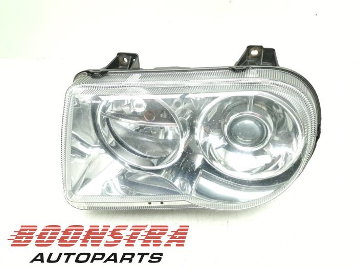 Używane Reflektor lewy Chrysler 300 C 5.7 V8 Hemi Cena € 259,95 Procedura marży oferowane przez Boonstra Autoparts