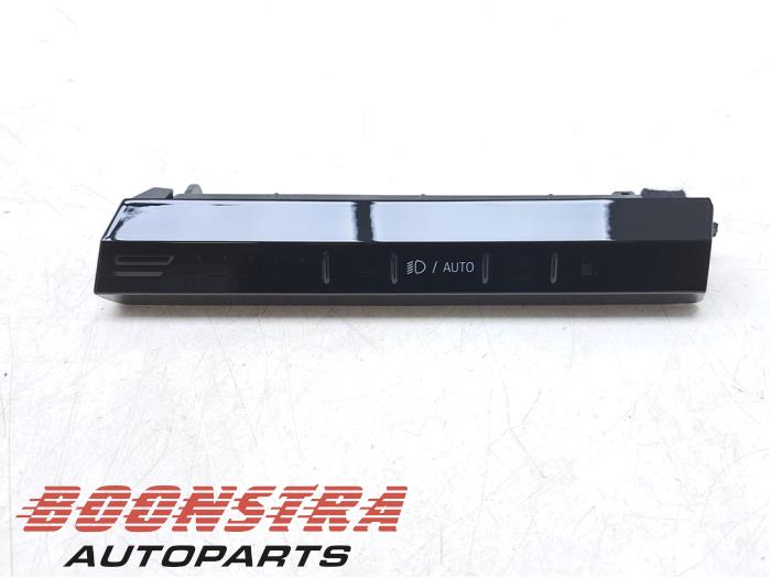 Używane Przelacznik swiatel BMW 5 serie Touring (G61) 530e 2.0 TwinPower Turbo 16V Cena € 299,95 Z VAT oferowane przez Boonstra Autoparts