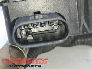 Lambda probe from a Opel Vivaro 2.0 Diesel 145 2024