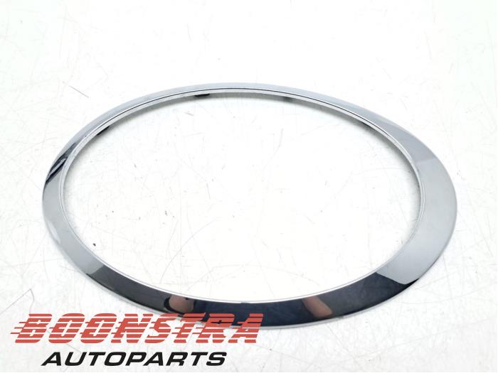 Nowe Rama reflektora prawa Mini Clubman (F54) 1.5 One 12V Cena € 46,95 Z VAT oferowane przez Boonstra Autoparts