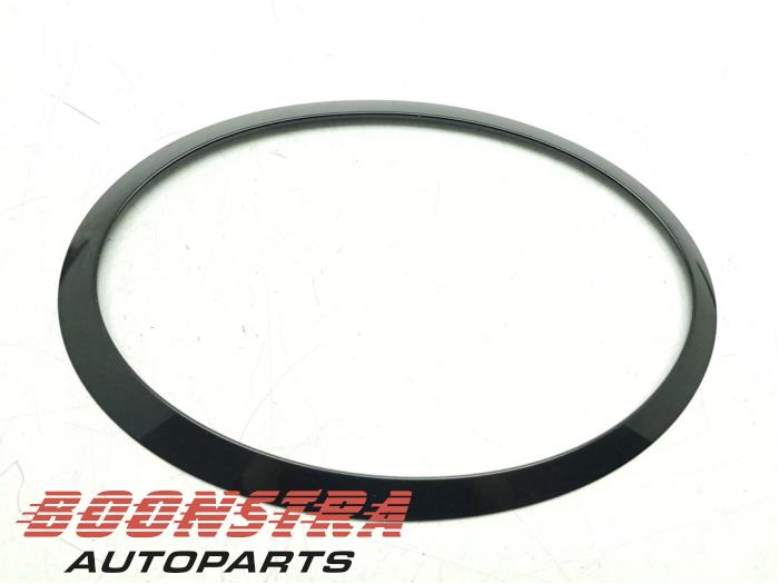 Nowe Rama reflektora prawa Mini Mini (F55) 1.5 12V Cooper Cena € 139,95 Z VAT oferowane przez Boonstra Autoparts