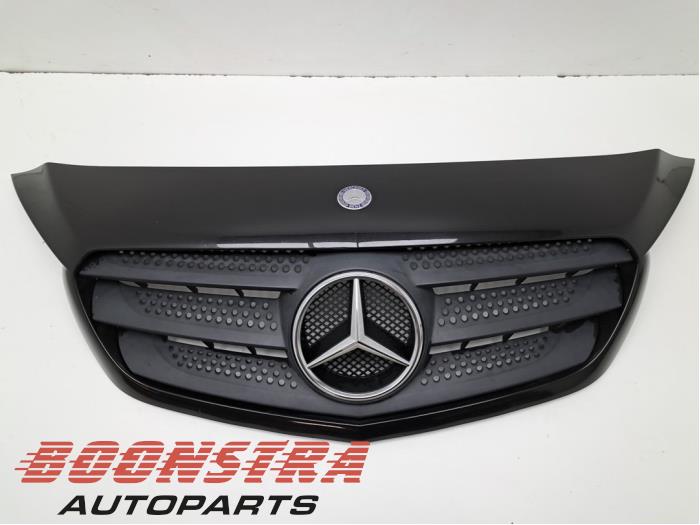 Używane Grill Mercedes Citan (415.6) 1.5 108 CDI Cena € 99,00 Z VAT oferowane przez Boonstra Autoparts