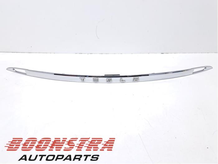 Door windshield rail