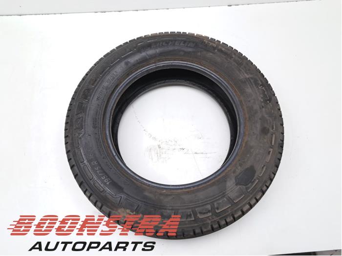 Używane Opona Cena € 60,44 Z VAT oferowane przez Boonstra Autoparts