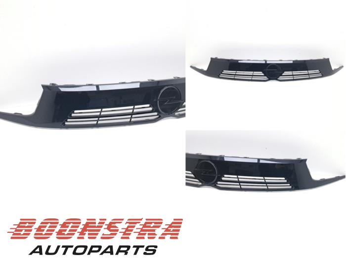 Begagnade Grill Opel Corsa F (UB/UH/UP) 1.2 Turbo 12V 100 Pris € 119,95 Marginaltabell erbjuds av Boonstra Autoparts