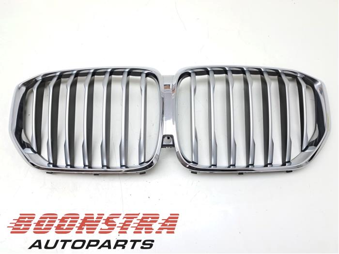 Nowe Grill BMW X5 (G05) M 4.4i V8 32V Cena € 114,95 Z VAT oferowane przez Boonstra Autoparts