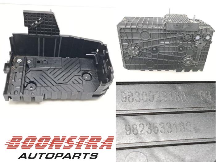 Begagnade Batterilåda Opel Corsa F (UB/UH/UP) 1.2 Turbo 12V 100 Pris € 24,95 Marginaltabell erbjuds av Boonstra Autoparts