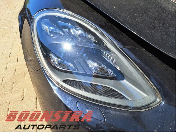 Używane Reflektor prawy Porsche Panamera (971G) 4.0 V8 4S Diesel Cena € 2.595,00 Procedura marży oferowane przez Boonstra Autoparts