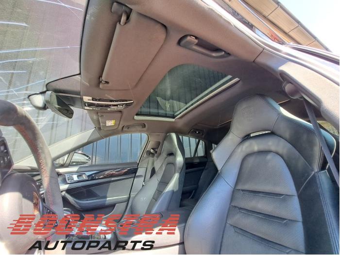 Używane Podsufitka Porsche Panamera (971G) 4.0 V8 4S Diesel Cena € 1.495,00 Procedura marży oferowane przez Boonstra Autoparts