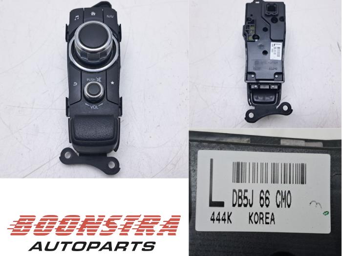 Usagé Panneau de commandes navigation Mazda 2 (DJ/DL) 1.5 SkyActiv-G 90 Prix € 59,95 Règlement à la marge proposé par Boonstra Autoparts