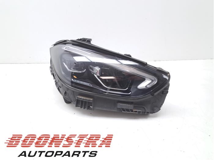 Używane Reflektor prawy Mercedes C (W206) C-300 e 2.0 Turbo Cena € 899,95 Procedura marży oferowane przez Boonstra Autoparts
