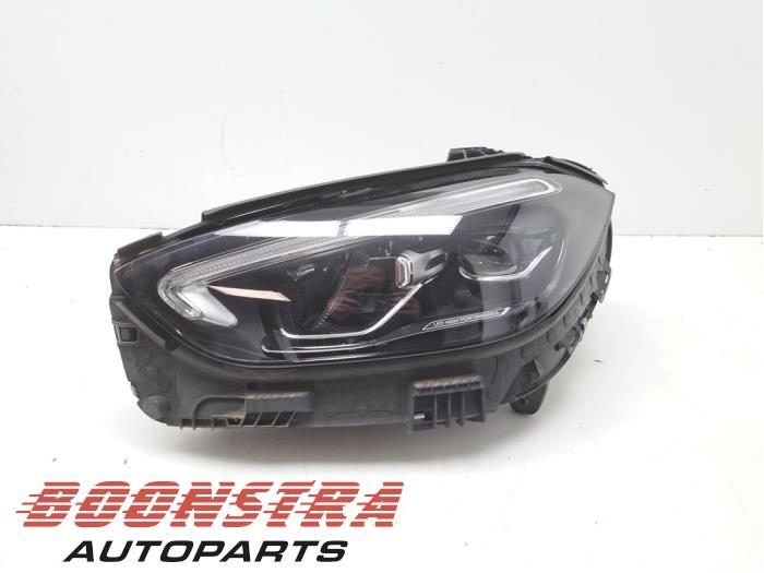 Używane Reflektor lewy Mercedes C (W206) C-300 e 2.0 Turbo Cena € 898,95 Procedura marży oferowane przez Boonstra Autoparts