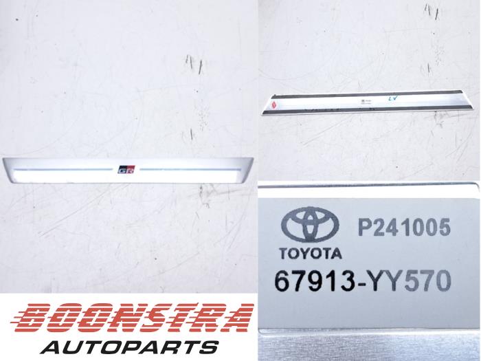Begagnade Dekorstripe Toyota Yaris Cross (PB1/PJ1) 1.5 12V Hybrid 130 Pris € 34,95 Marginaltabell erbjuds av Boonstra Autoparts