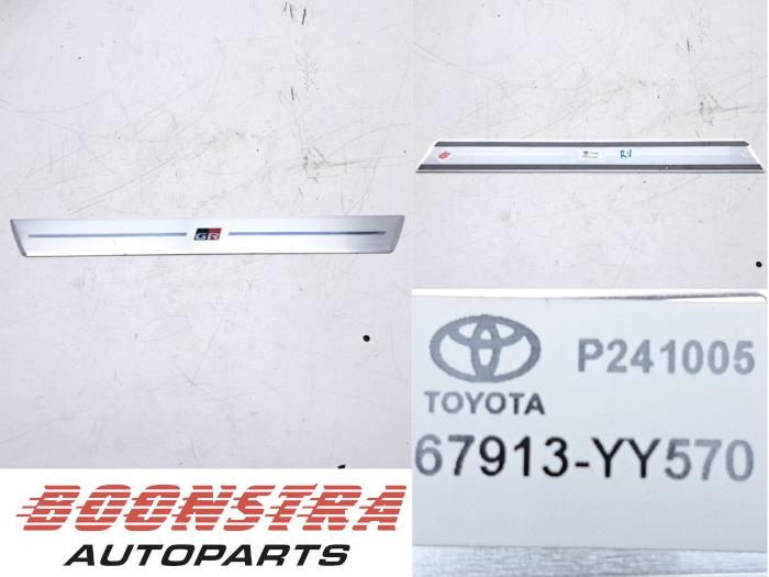 Begagnade Dekorstripe Toyota Yaris Cross (PB1/PJ1) 1.5 12V Hybrid 130 Pris € 34,95 Marginaltabell erbjuds av Boonstra Autoparts