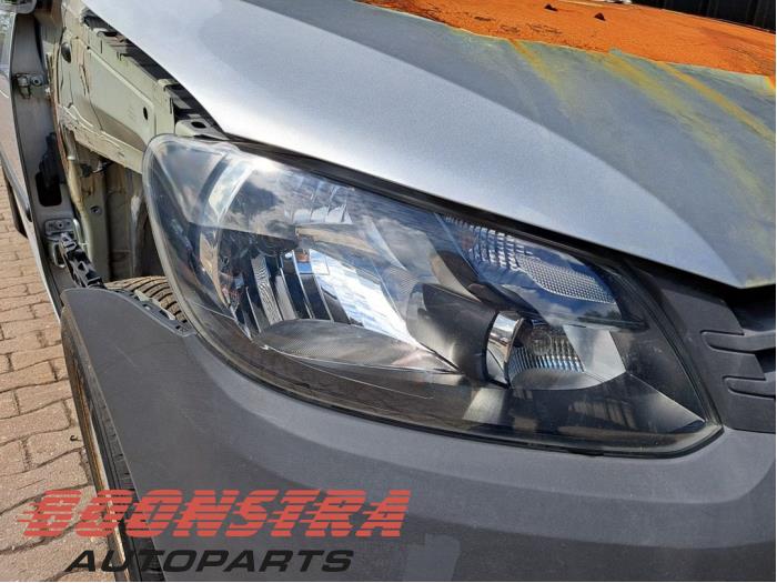 Używane Reflektor prawy Volkswagen Caddy III (2KA,2KH,2CA,2CH) 1.6 TDI 16V Cena € 156,09 Z VAT oferowane przez Boonstra Autoparts