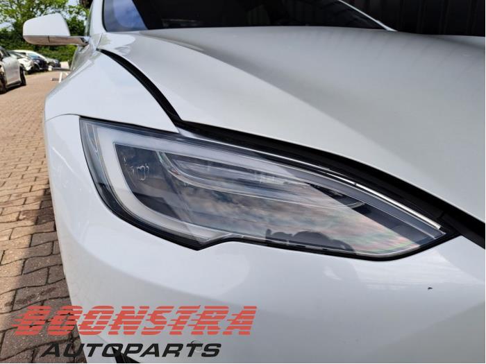 Używane Reflektor prawy Tesla Model S 90D Cena € 1.195,00 Procedura marży oferowane przez Boonstra Autoparts