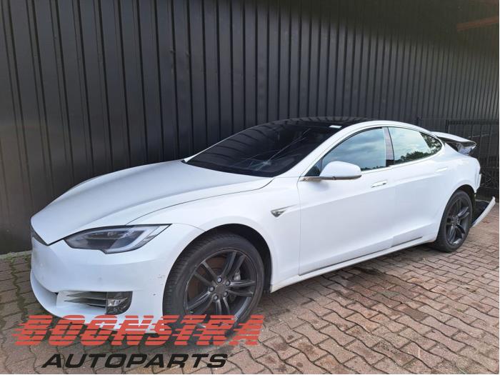 Używane Ladowarka pokladowa Tesla Model S 90D Cena € 1.595,00 Procedura marży oferowane przez Boonstra Autoparts