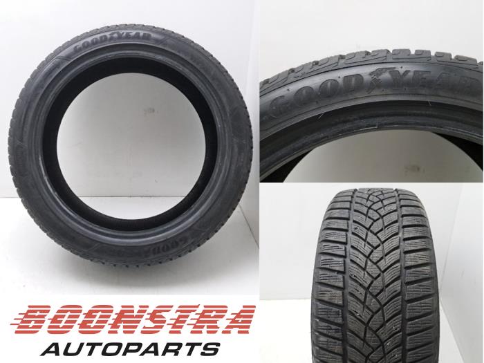 Używane Opona Opel Insignia Sports Tourer 2.0 CDTI 16V 160 Ecotec Cena € 24,95 Procedura marży oferowane przez Boonstra Autoparts