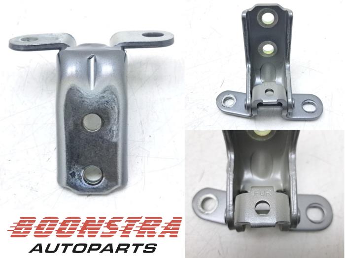 Upper door hinge