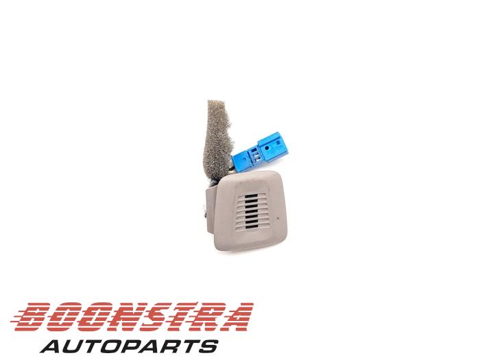 Używane Mikrofon (rózne) BMW 5 serie Touring (F11) 520d 16V Cena € 11,00 Procedura marży oferowane przez Boonstra Autoparts