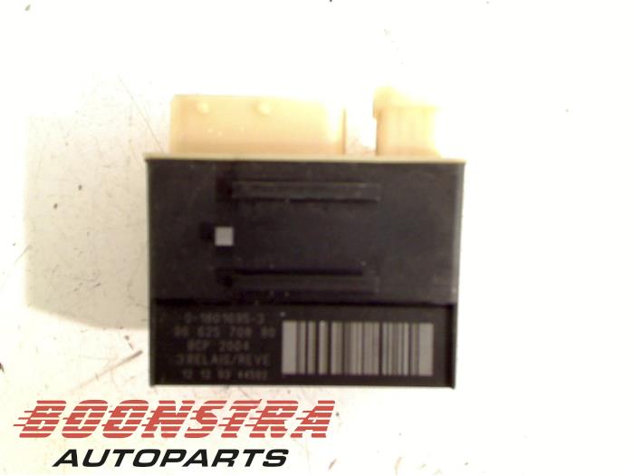 Glow plug relay from a Peugeot 3008 2013