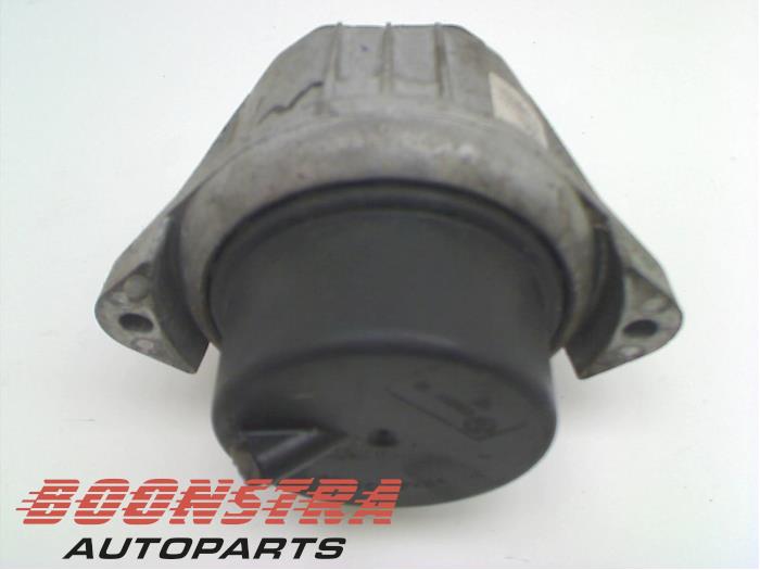Engine mount from a BMW 1 serie (E81) 120i 16V 2008