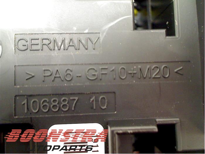 Caja de fusibles de un BMW 3 serie Touring (F31) 320d 2.0 16V 2013