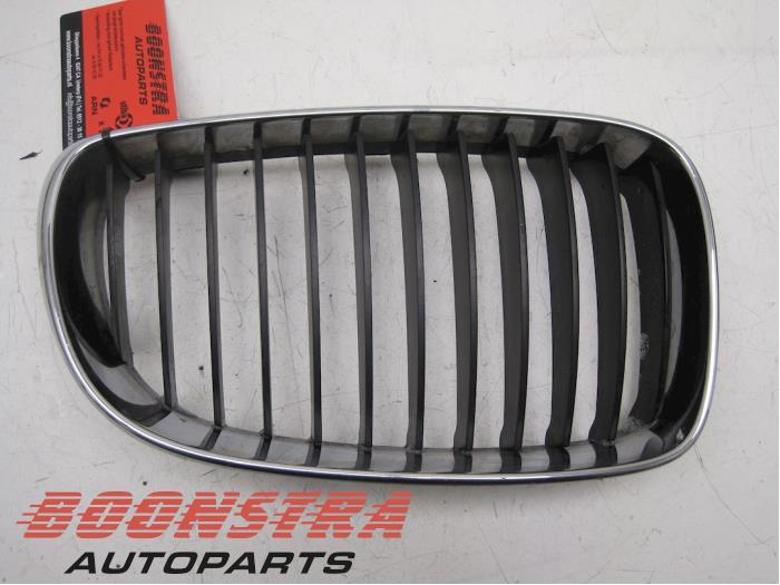 Begagnade Grill BMW 1 serie (E81) 116i 1.6 16V Pris € 24,95 Marginaltabell erbjuds av Boonstra Autoparts