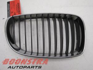 Used Grille BMW 1 serie (E81) 116i 1.6 16V Price € 24,95 Margin scheme offered by Boonstra Autoparts