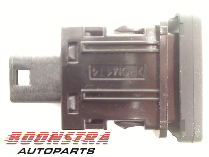 Schalter van een Mitsubishi Outlander (GF/GG) 2.0 16V PHEV 4x4 2014