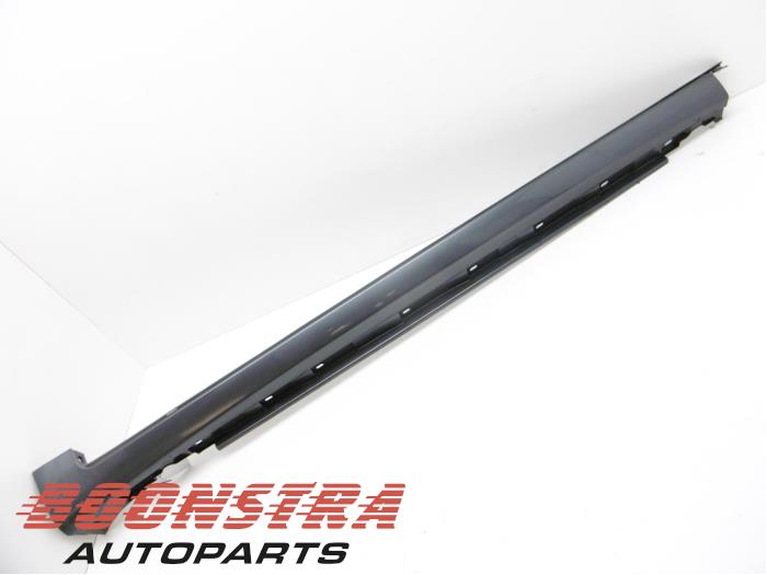 Car sill