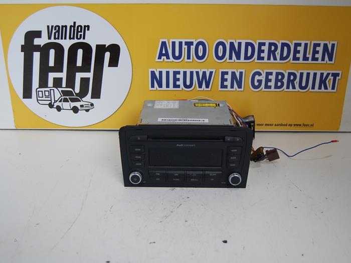 Radio CD player from a Audi A3 Sportback (8PA) 2.0 TDI DPF 2007
