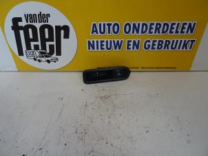 Usados Interruptor de ventanilla eléctrica Renault Clio III (BR/CR) 1.4 16V Precio € 7,50 Norma de margen ofrecido por Autobedrijf van der Feer