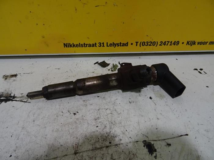 Injector (diesel) from a Ford Transit Connect 1.8 TDCi 90 2013