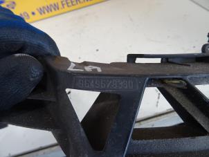 Used Rear bumper bracket, left Peugeot 207/207+ (WA/WC/WM) 1.6 HDi 16V Price € 10,00 Margin scheme offered by Autobedrijf van der Feer