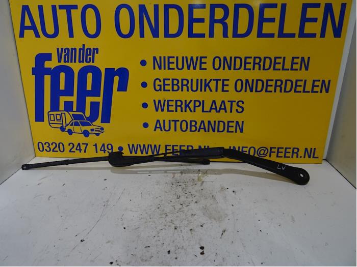 Front wiper arm from a BMW 3 serie (E90) 318i 16V 2006