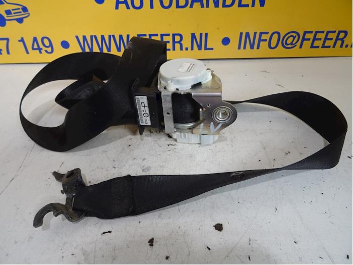 Front seatbelt, left from a BMW 3 serie (E90) 318i 16V 2006