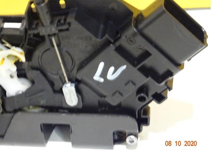 Türschlossmechanik 4-türig links vorne van een Volvo V70 (BW) 2.0 D2 Geartronic 16V 2015