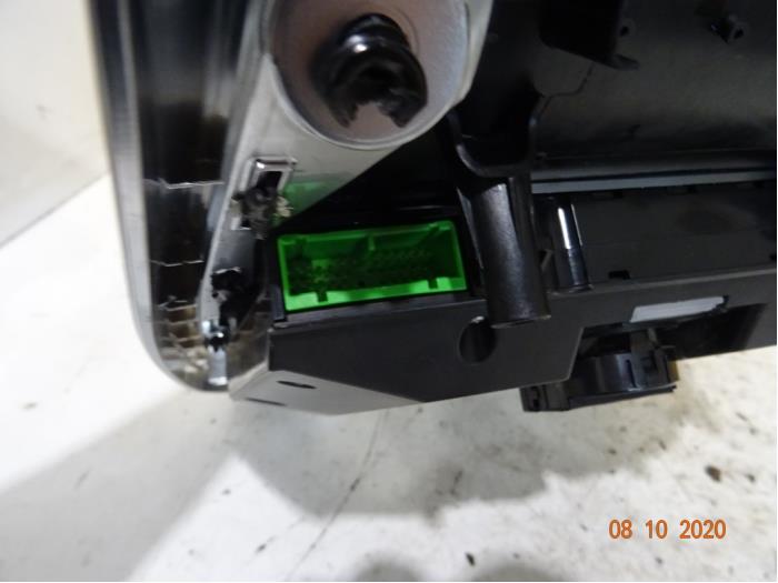 Unidad de control multimedia de un Volvo V70 (BW) 2.0 D2 Geartronic 16V 2015