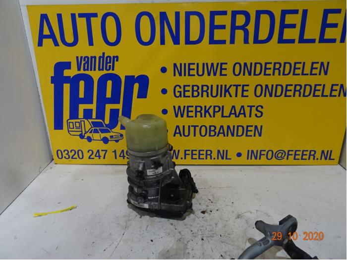 Power steering pump from a Volvo V70 (BW) 2.0 D2 Geartronic 16V 2015