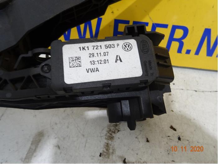 Accelerator pedal module from a Volkswagen Golf V (1K1) 1.9 TDI 2008