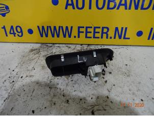 Usados Interruptor de ventanilla eléctrica Renault Clio III (BR/CR) 1.2 16V 75 Precio € 15,00 Norma de margen ofrecido por Autobedrijf van der Feer