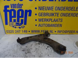 Usados Brazo portante izquierda delante Opel Corsa D 1.2 16V Precio € 25,00 Norma de margen ofrecido por Autobedrijf van der Feer