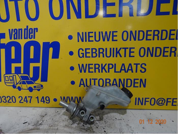 Master cylinder from a Opel Corsa D 1.2 16V 2011