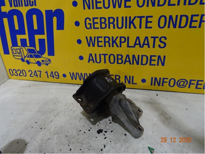 Engine mount from a Citroën C4 Picasso (UD/UE/UF) 2.0 HDiF 16V 135 2008