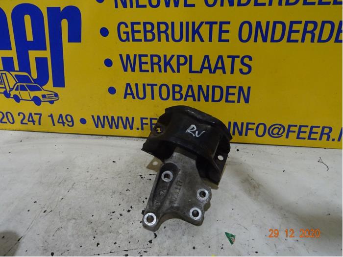 Engine mount from a Citroën C4 Picasso (UD/UE/UF) 2.0 HDiF 16V 135 2008
